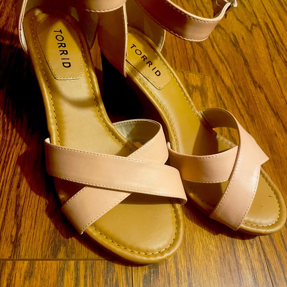 Woman’s wedge sandal